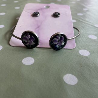 Purlple flower on black ring set